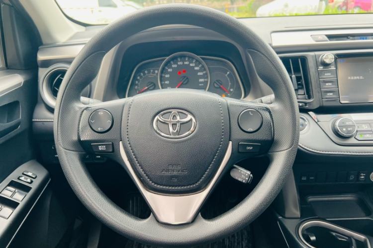 Used Toyota RAV4 2019 2.0L CVT Two-Wheel Drive Luxury Version China VI Standard Interior 3