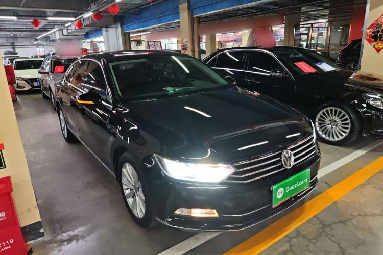 Used Volkswagen Magotan 2018 330TSI DSG Advanced Model Front Right 45 Deg