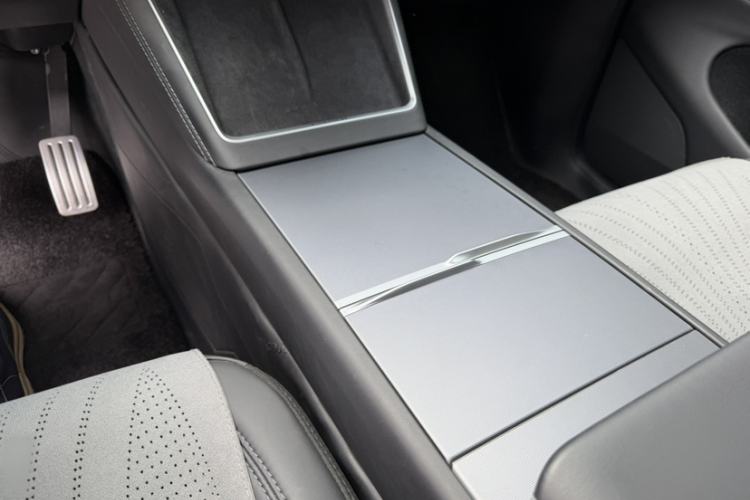 Used Tesla Model Y 2025 Rear-Wheel Drive First Edition Interior 9