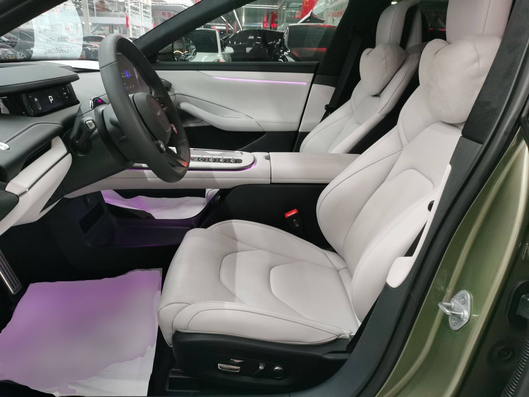 المقاعد الأمامية داخل السيارة