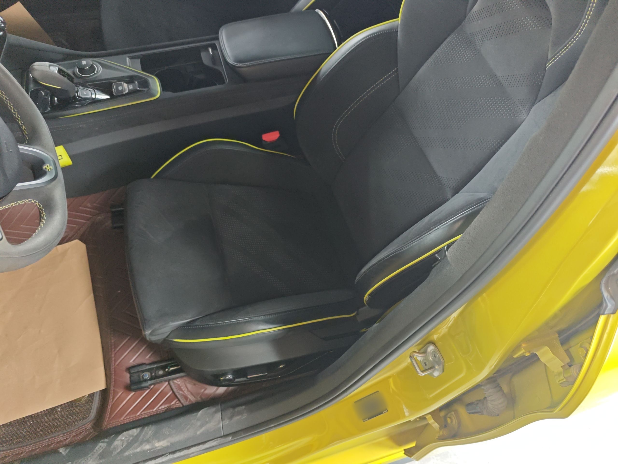 المقاعد الأمامية داخل السيارة