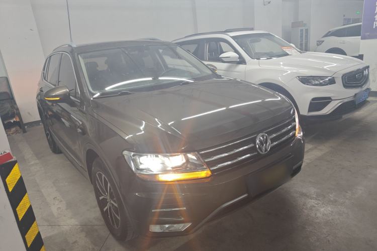 Used Volkswagen Tiguan L 2018 330TSI Automatic Two-Wheel Drive Luxury Edition Front Right 45 Deg