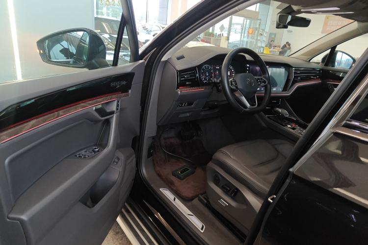 Used Volkswagen Touareg 2022 3.0 TSI Luxury Edition Black Diamond Sport Package Driver Seat