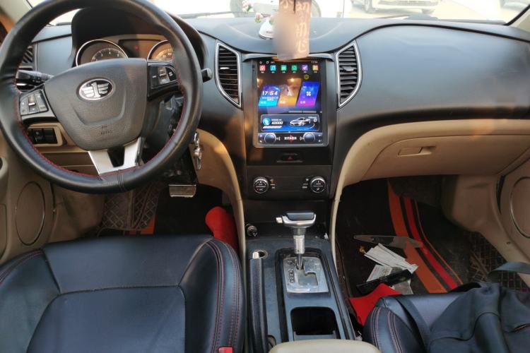 Used Bestune B50 2013 1.6L automatic luxury version Center Console