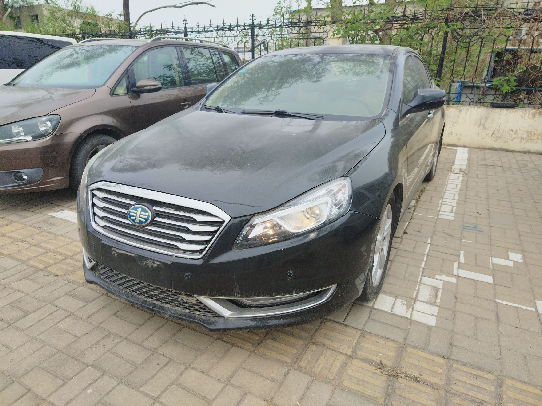 Под передней частью автомобиля