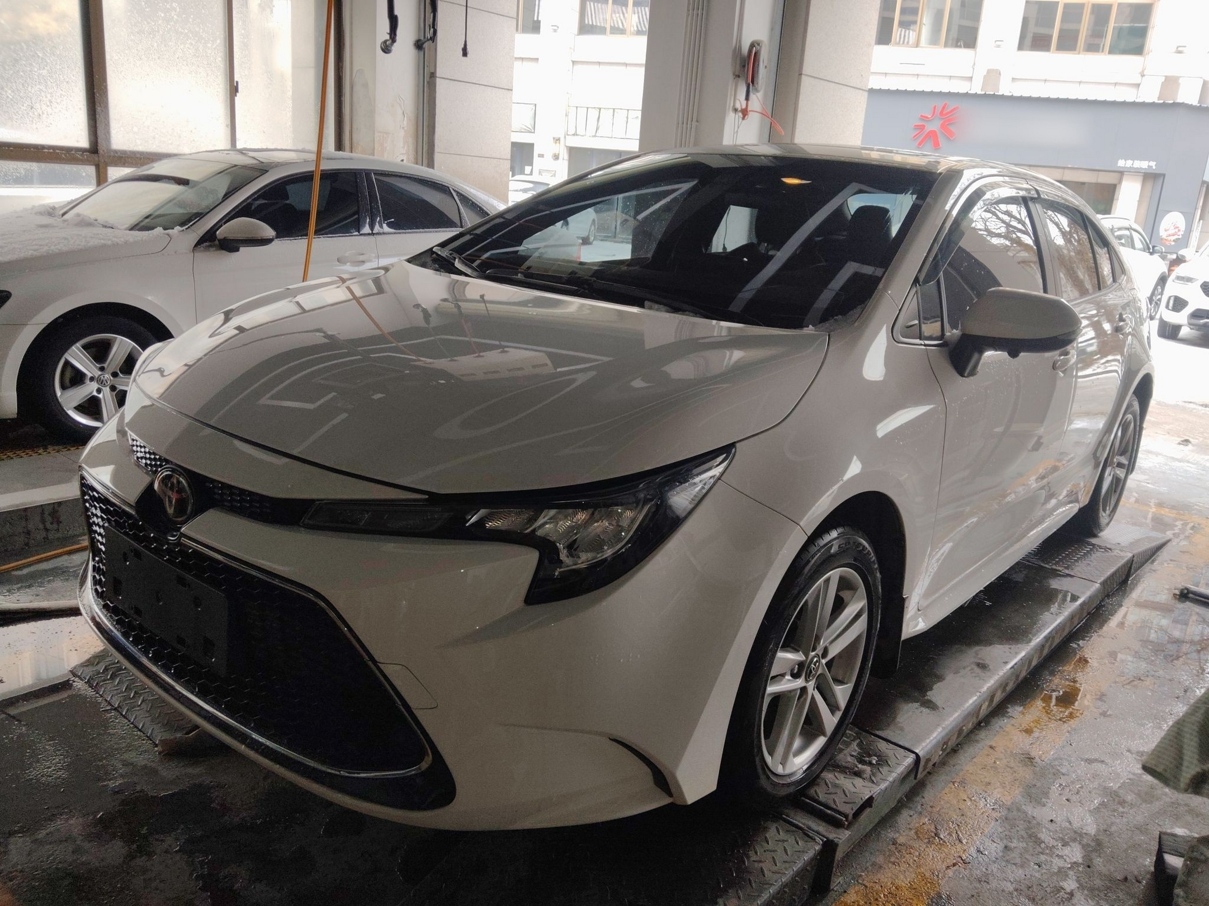 تحت مقدمة السيارة