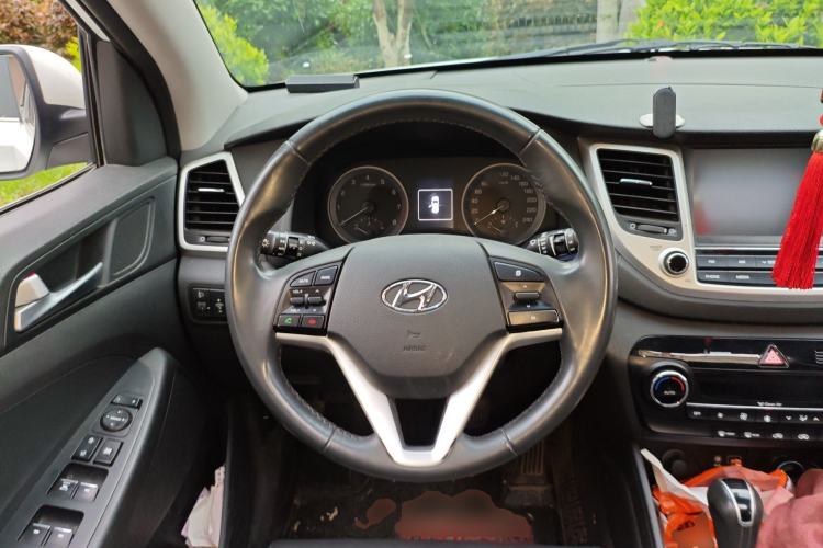 Used Hyundai Tucson 2015 1.6T Dual-Clutch Two-Wheel-Drive Smart Model Steering Wheel