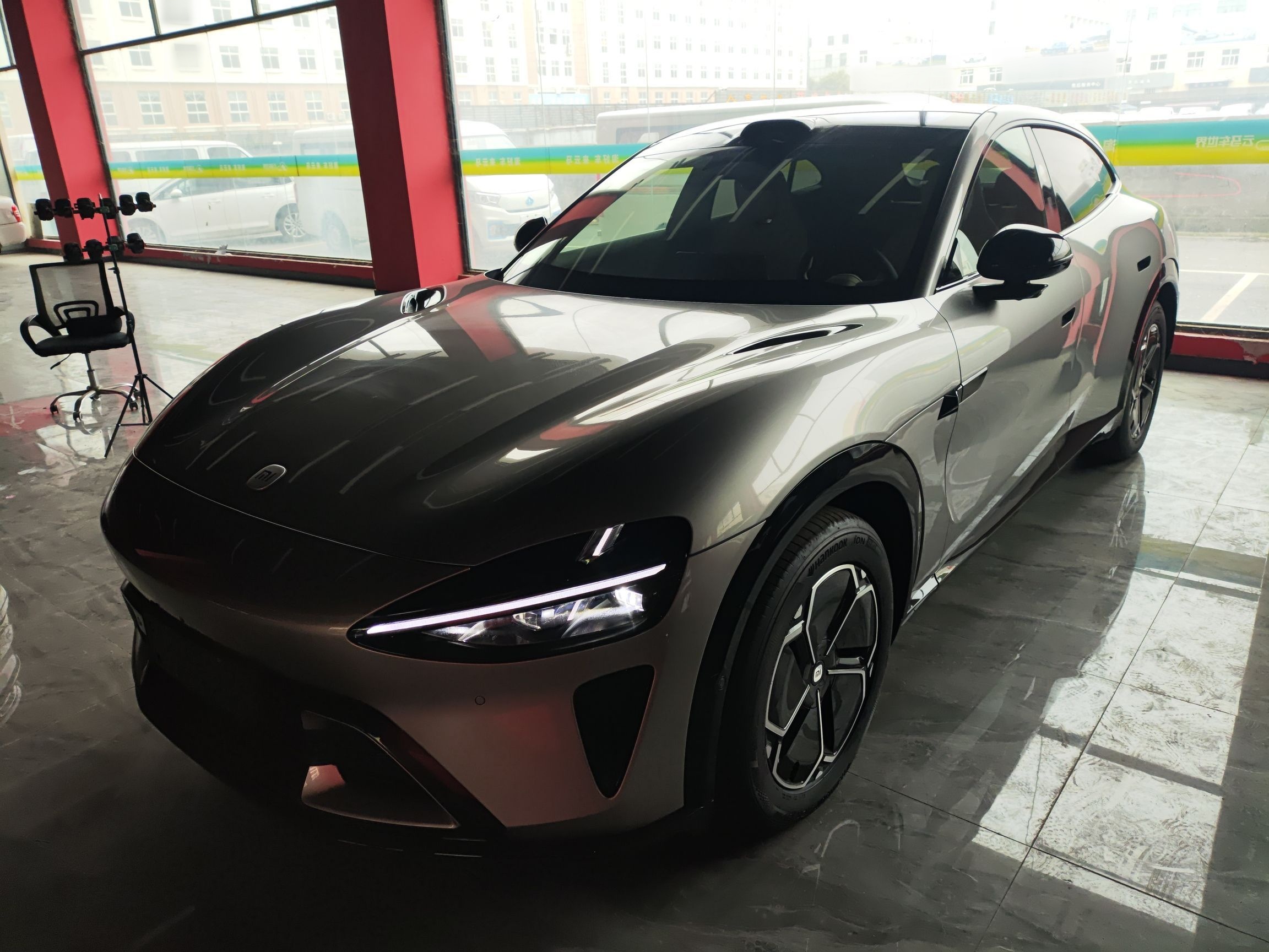 تحت مقدمة السيارة