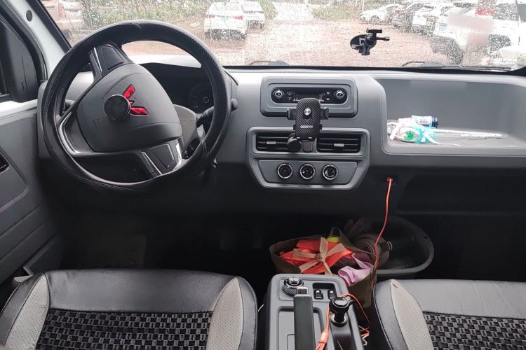 Used Wuling Yangguang 2025 Model 400km Bus Edition—Comfort Edition Center Console