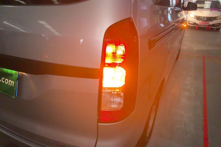 Used Wuling Hongguang V 2022 1.5L Jingqu Edition Electric-Assist LAR Right Rear Taillight