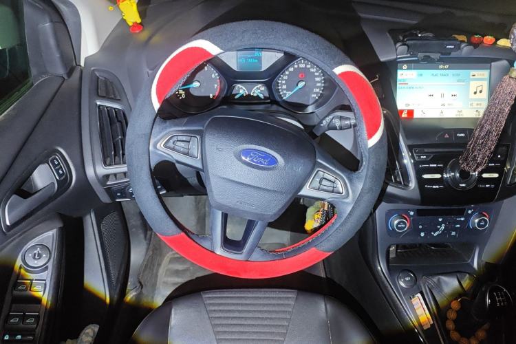 Used Ford Focus 2017 Hatchback 1.6L Manual Fashion Edition SmartDrive Version Steering Wheel