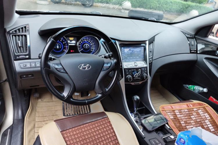 Used Hyundai Sonata 2013 2.4L Automatic Leading Edition China IV Standard Center Console