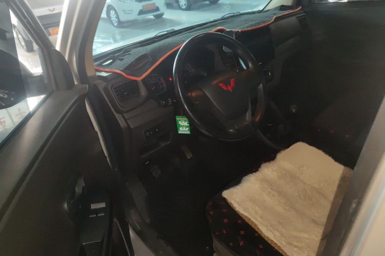 Used Wuling Hongguang V 2022 1.5L Jingqu Edition Enclosed-Window Vehicle with Electric Power Steering LAR