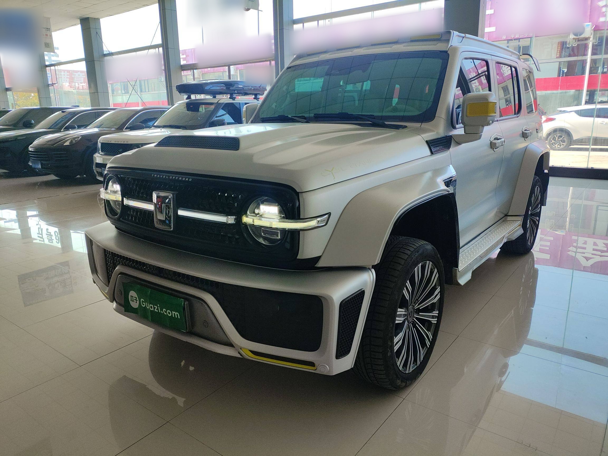 تحت مقدمة السيارة