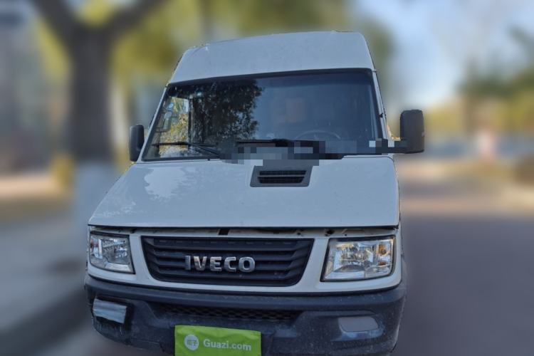 Used Iveco Daily 2020 2.8T V35 Box Truck with Dual Tires Mid-Roof Design 3 Seats Emission Standard China V