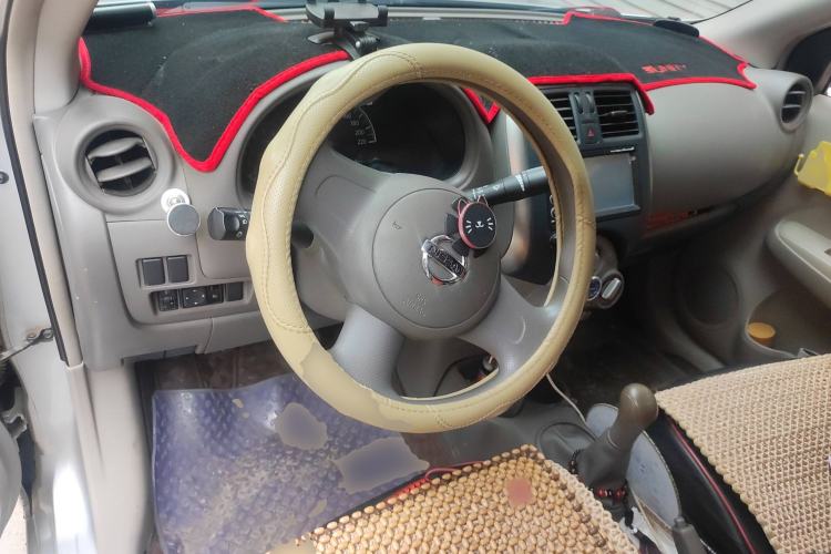 Used Nissan Sunny 2011 1.5XE Manual Comfort Edition Center Console