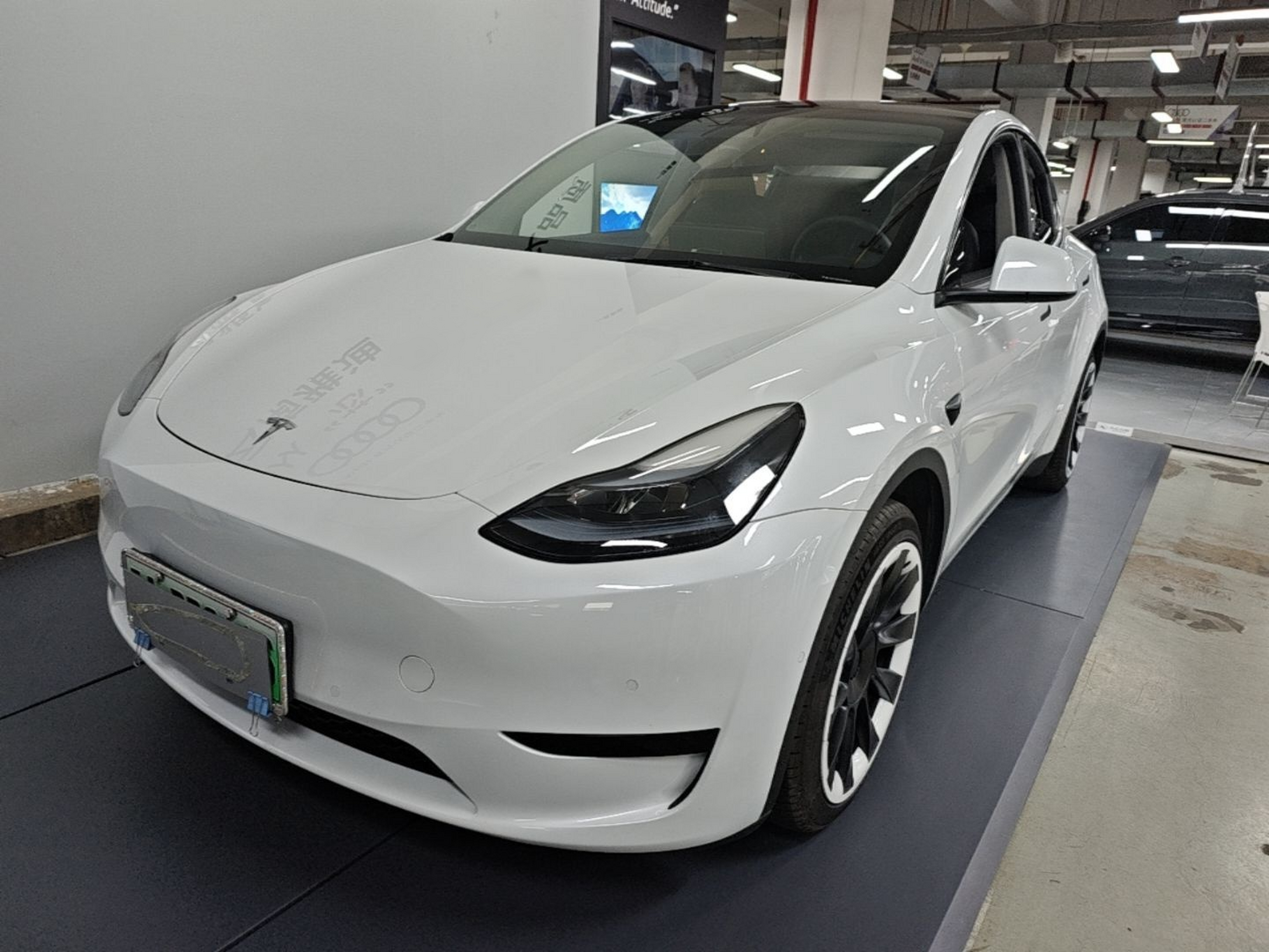 Под передней частью автомобиля