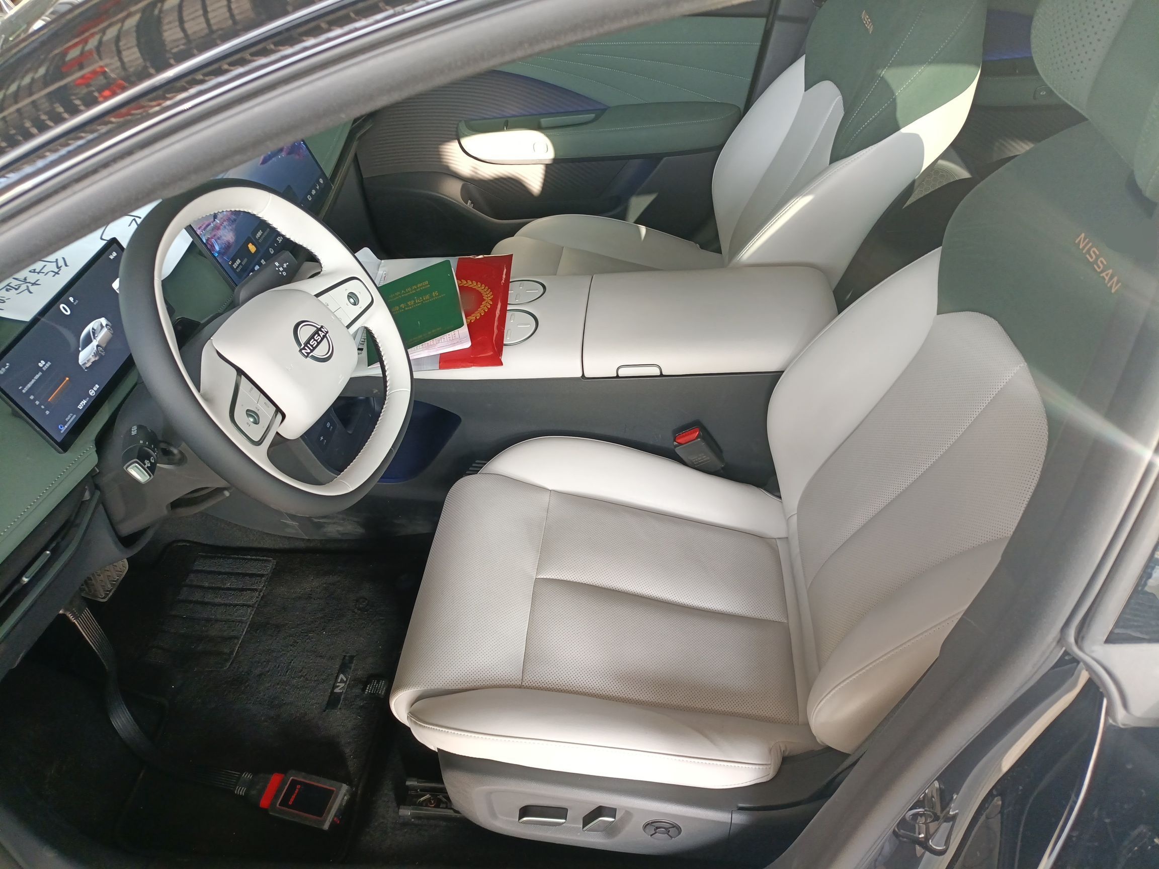 المقاعد الأمامية داخل السيارة