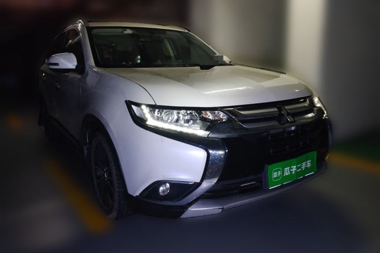 Used Mitsubishi Outlander  Front Right 45 Deg