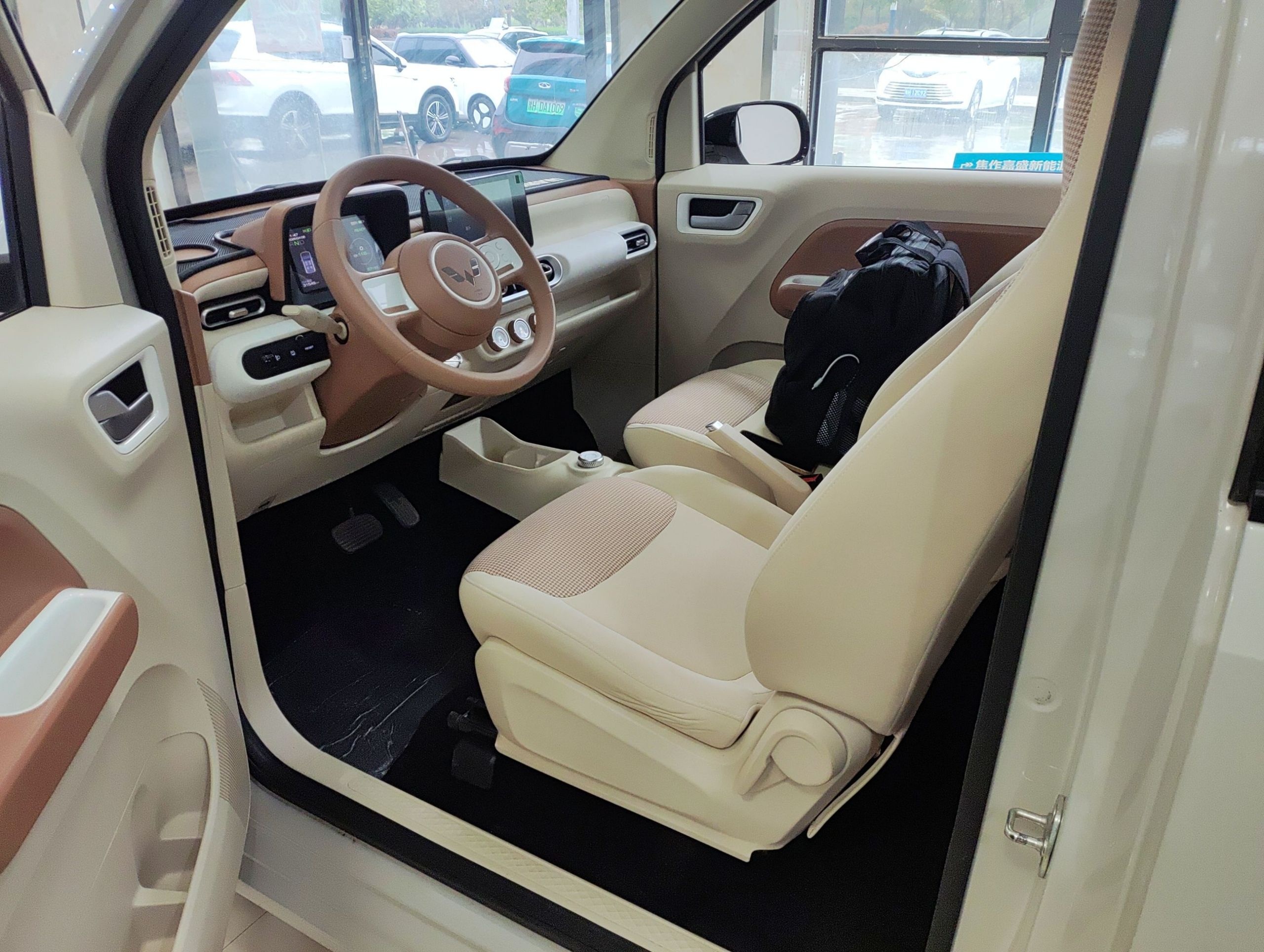 المقاعد الأمامية داخل السيارة