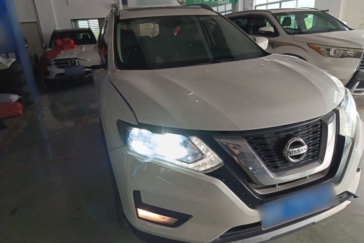 Used Nissan X-Trail 2017 2.5L CVT Leading Edition 4WD Front Right 45 Deg