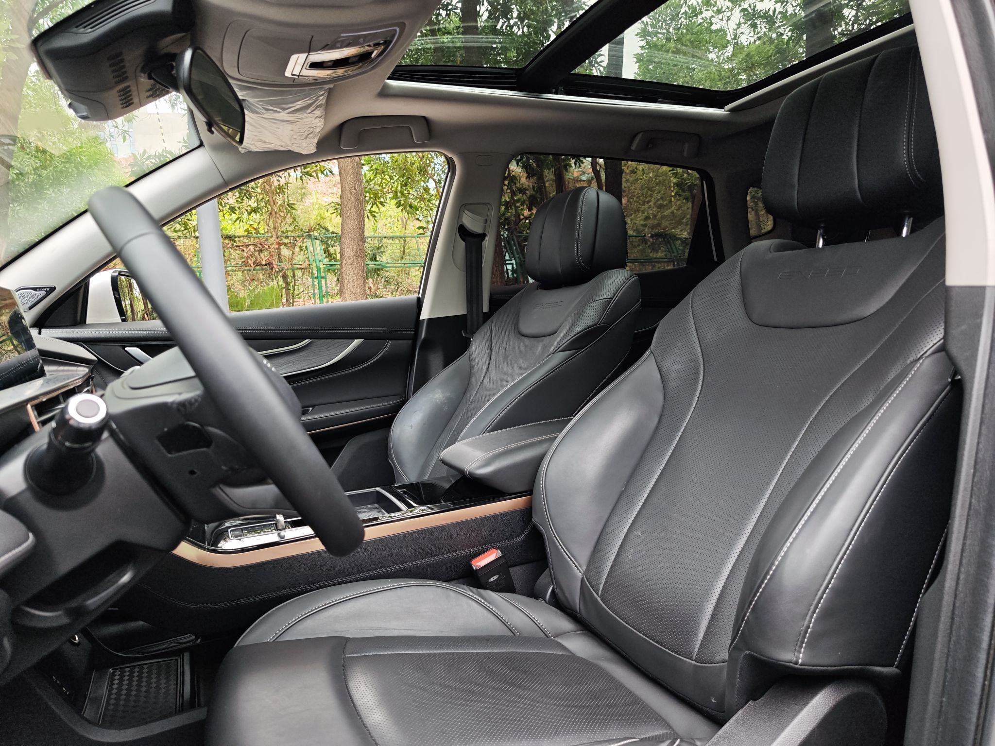 Переднее сиденье в автомобиле