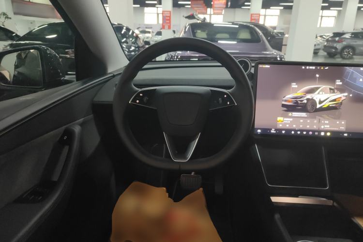 Used Tesla Model Y 2025 Rear-Wheel Drive First Edition Steering Wheel