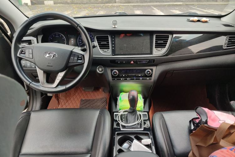 Used Hyundai Mistra 2014 1.8L Automatic Deluxe DLX Model Center Console