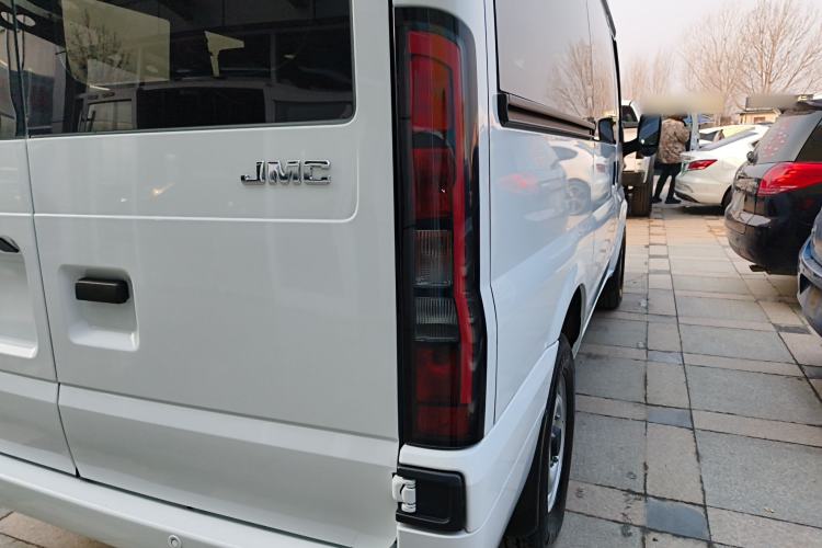 Used JMC Fushun 2025 2.0T 8AT Diesel Short-Wheelbase Mid-Top Commercial Multi-Purpose Passenger Vehicle with 5/6 Seats
