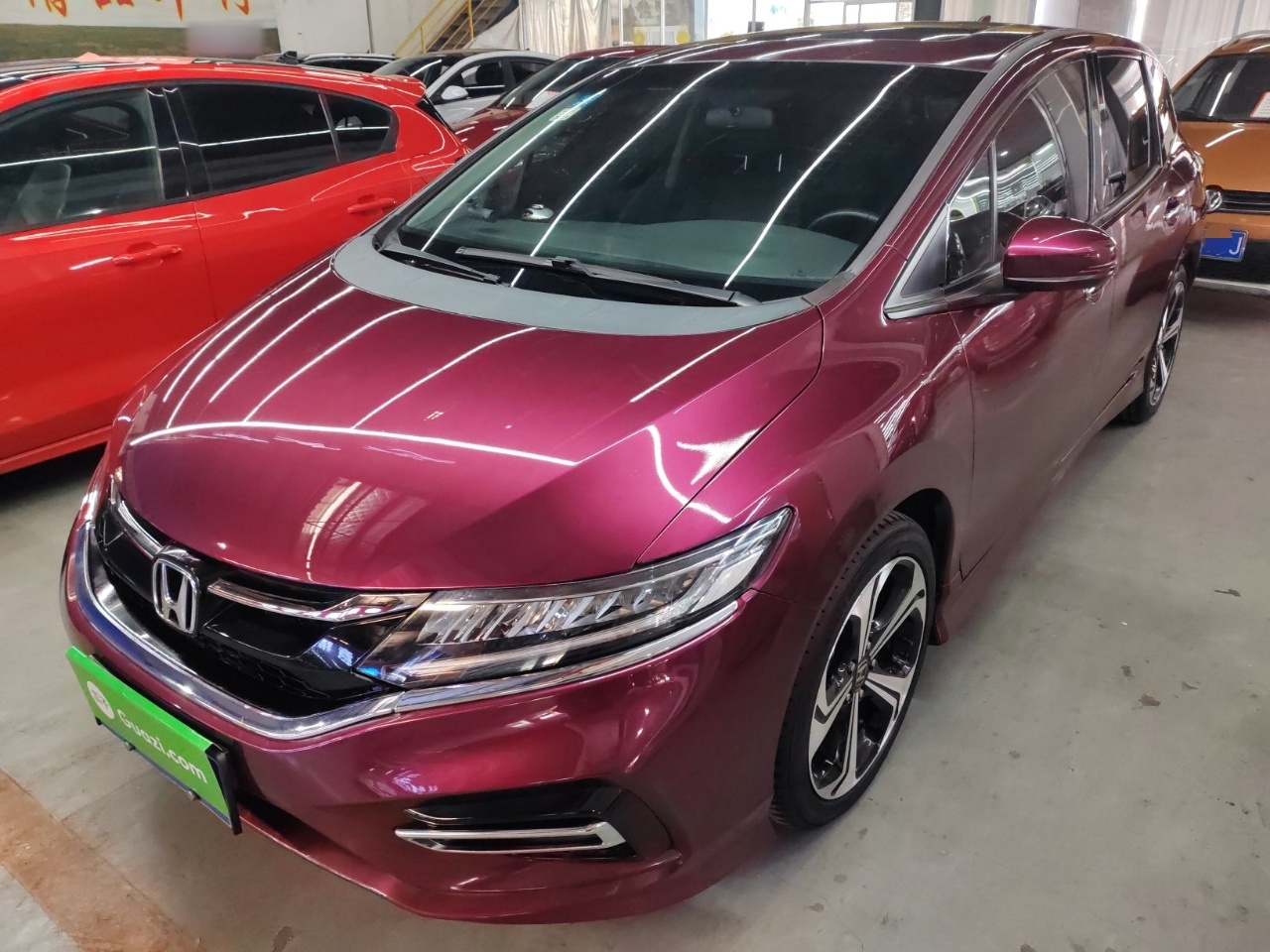 تحت مقدمة السيارة