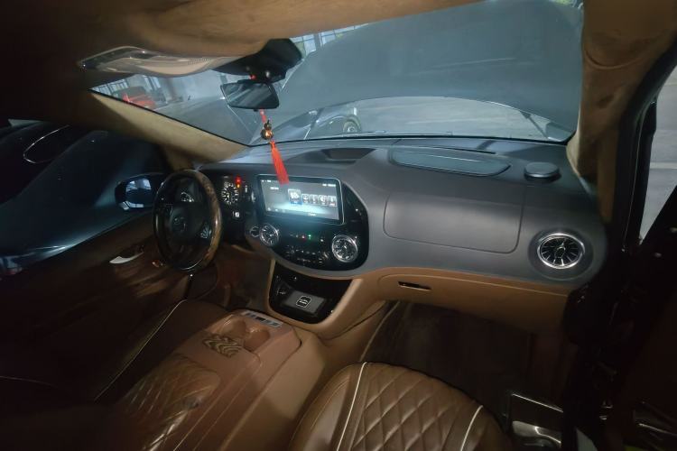 Used Mercedes-Benz Vito 2018 2.0T Elite Version 7 Seats China V Emission Standard Center Console