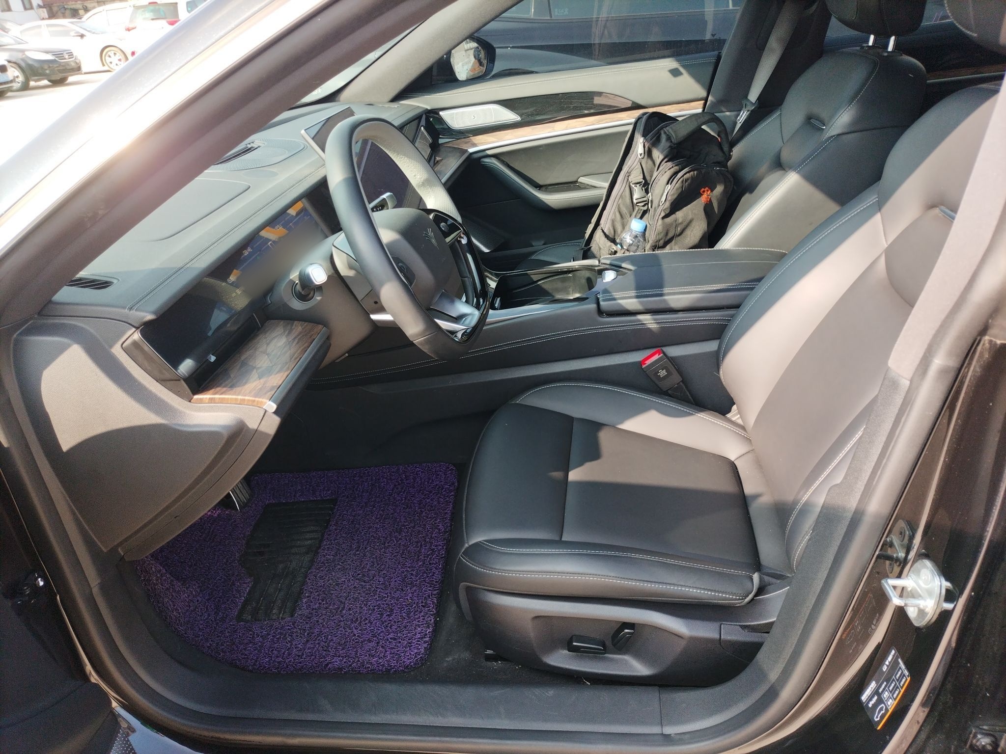 المقاعد الأمامية داخل السيارة