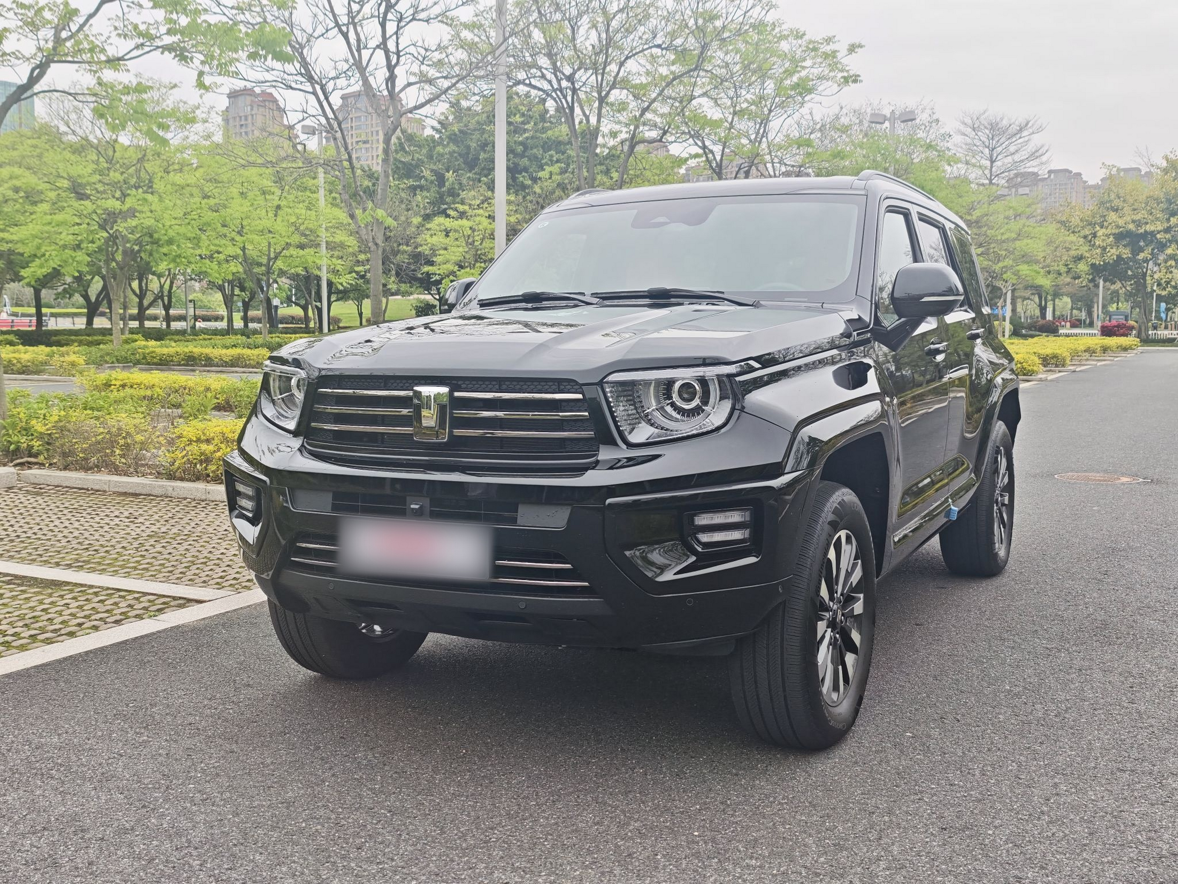 Под передней частью автомобиля