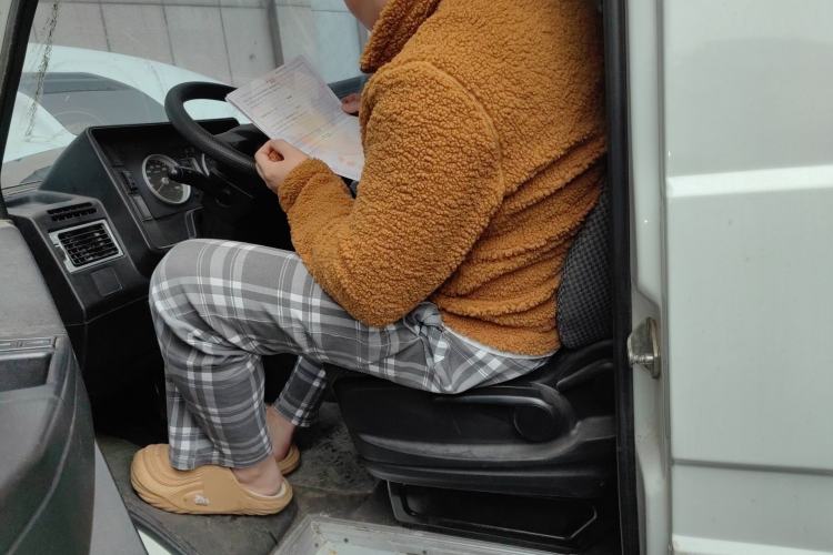 Used Iveco Daily 2020 2.5T A35 Passenger Van with Dual Tires Mid-Roof Design 5-9 Seater Side-Sliding Door China V Emission Standard Left Front Seat