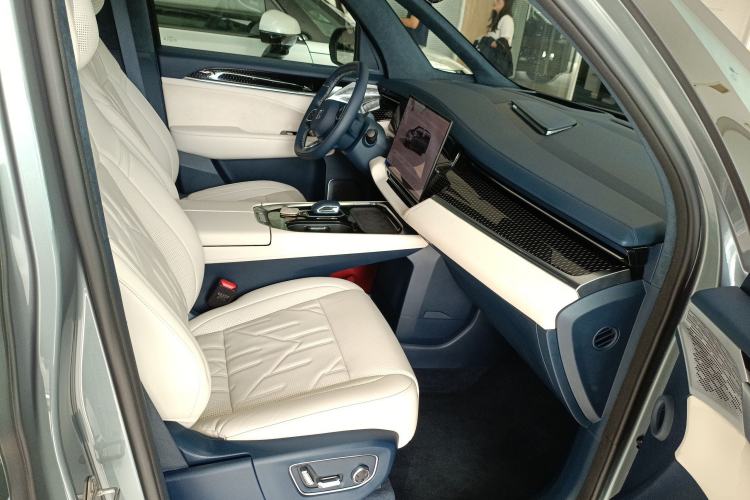 Used Zeekr 009 2024 Six-Seat Executive Version 4WD 108 kWh Right Front Seat