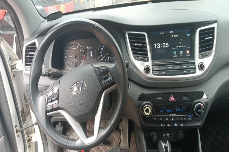 Used Hyundai Tucson 2015 1.6T Dual-Clutch Two-Wheel-Drive Smart Model Center Console