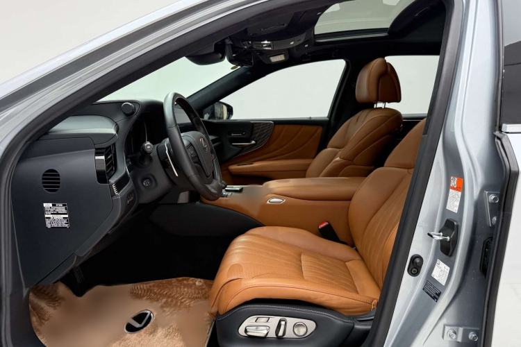 Used Lexus LS 2021 500h Executive Edition Interior 4