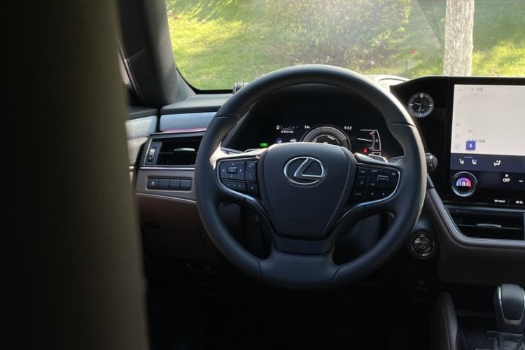 Used Lexus ES 2025 300h Deluxe Edition
