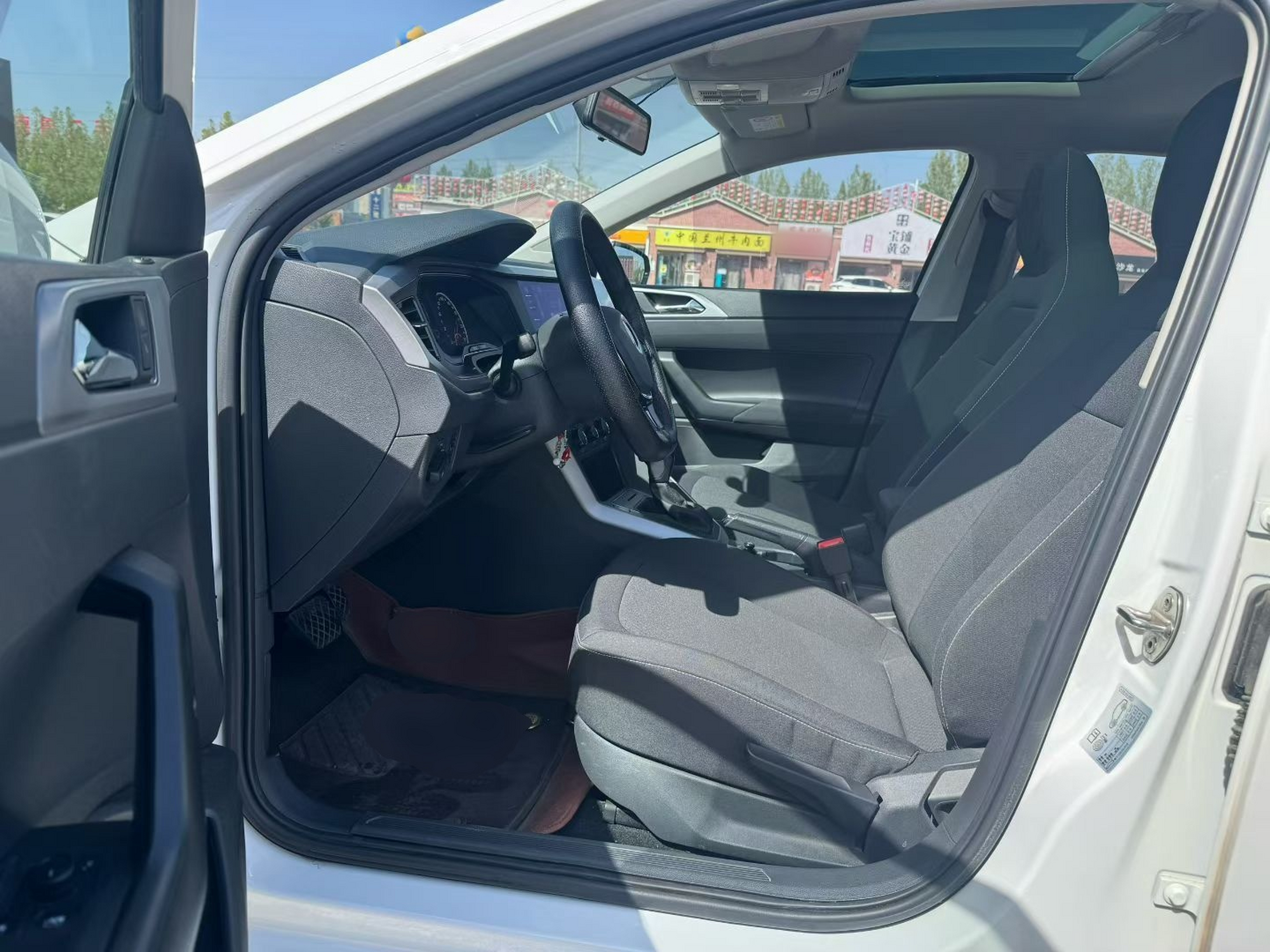 Переднее сиденье в автомобиле