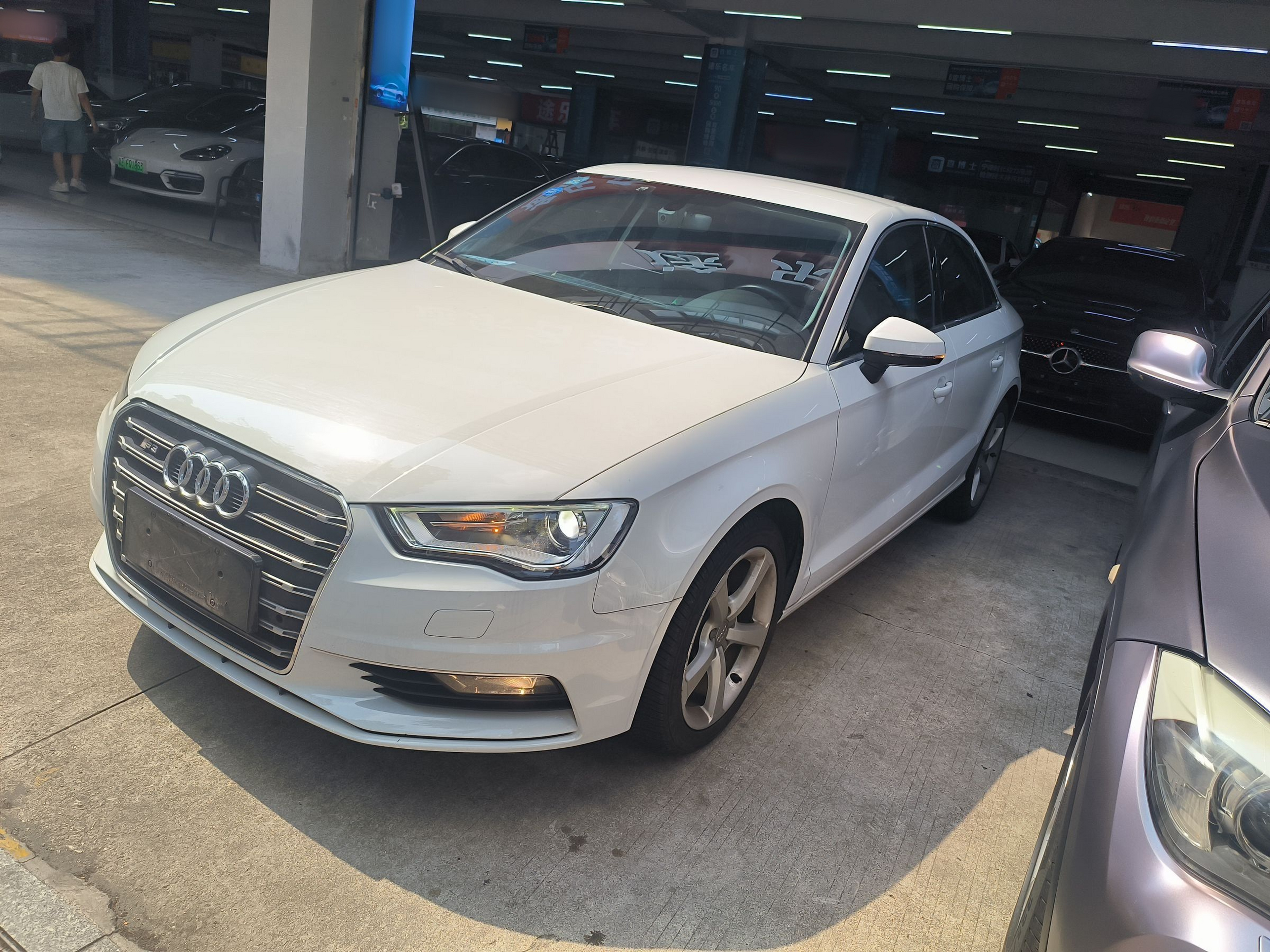 Под передней частью автомобиля