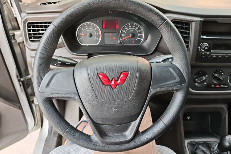 Used Wuling Hongguang V 2021 1.5L Jingqu Edition Enclosed-Window Vehicle LAR Steering Wheel