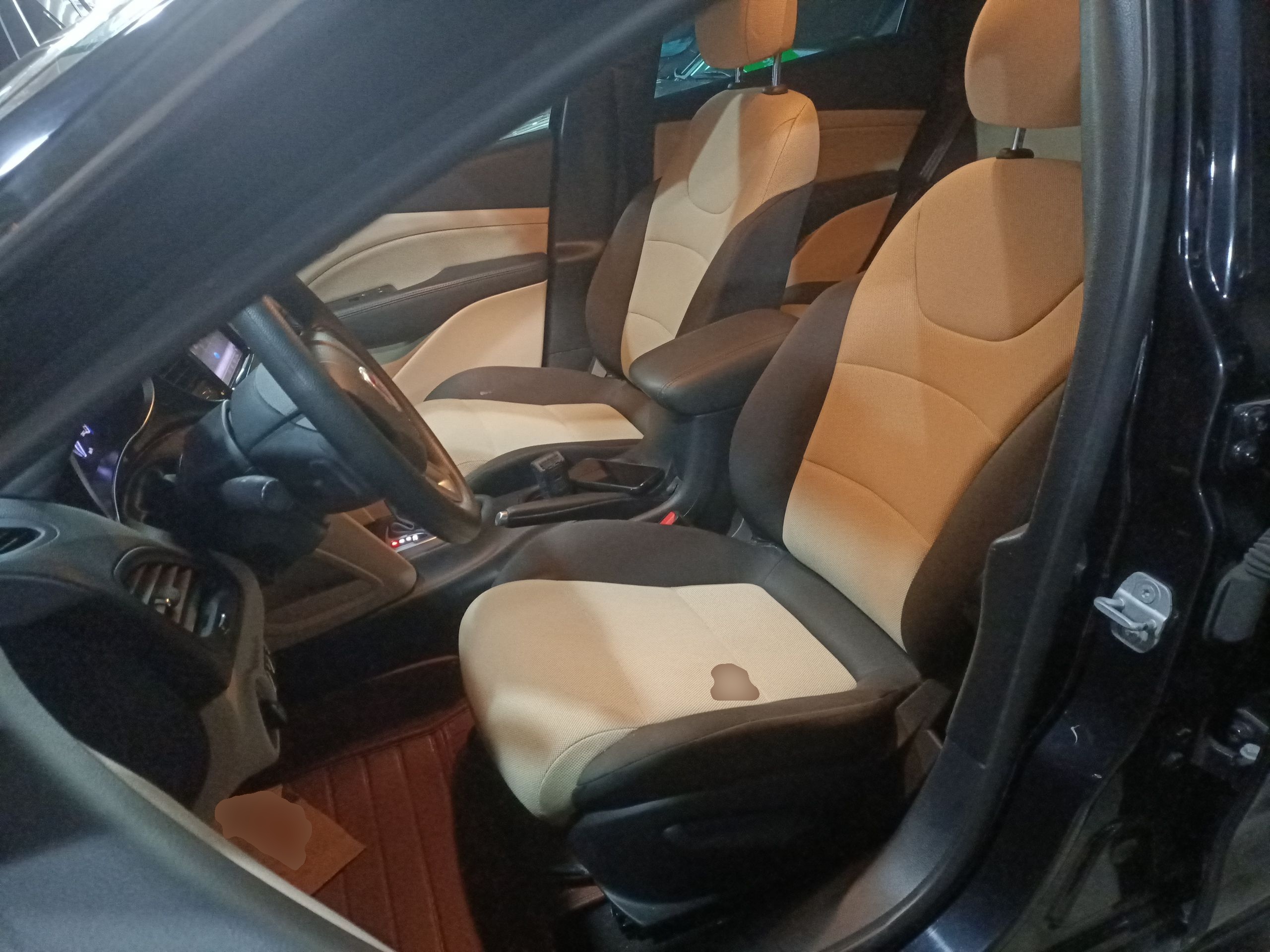 المقاعد الأمامية داخل السيارة