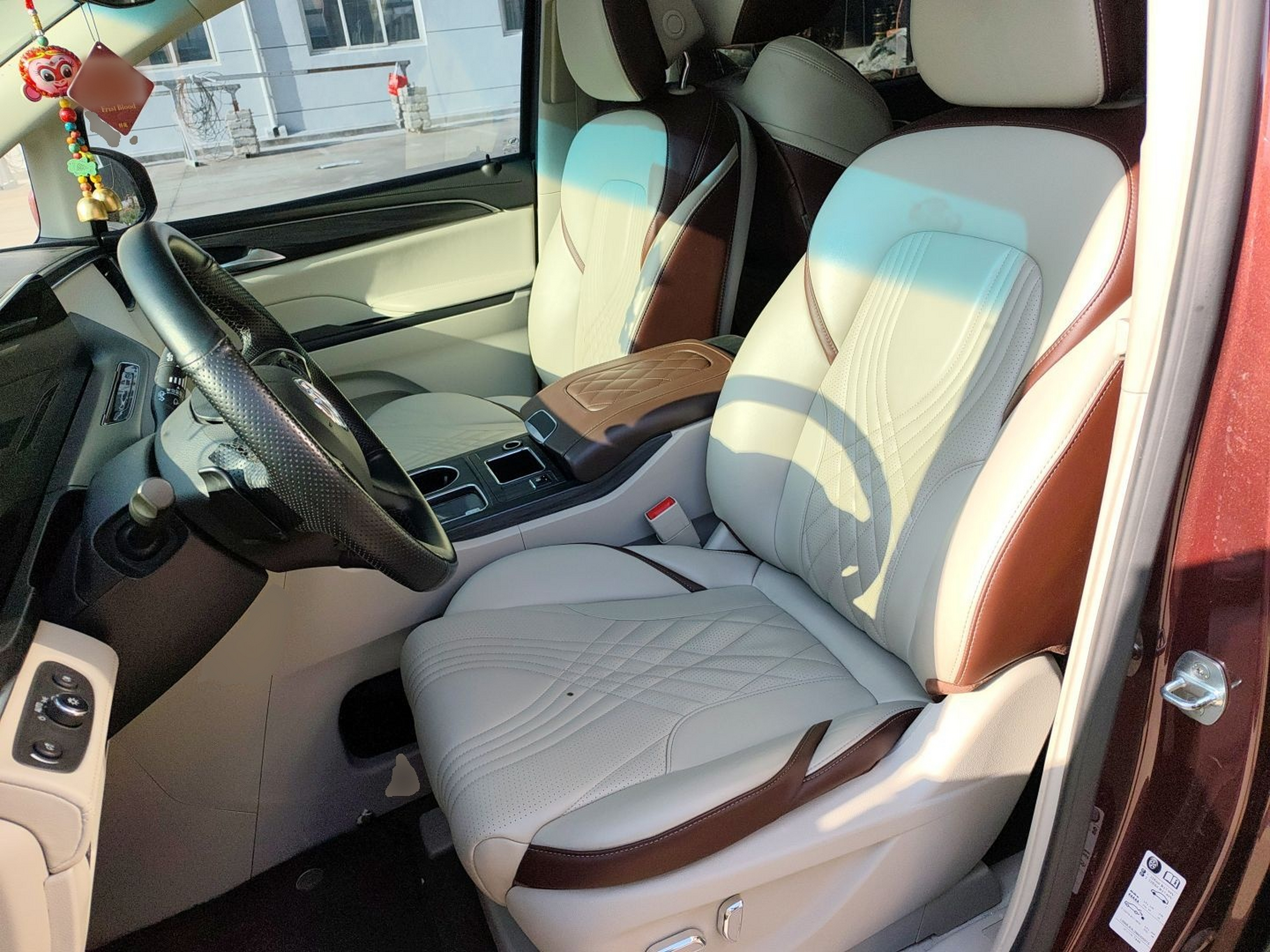 Переднее сиденье в автомобиле