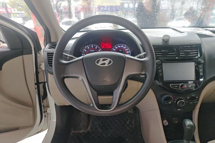 Used Hyundai Verna (older generation) 2014 1.4L Automatic Leading-Edge GLX Steering Wheel