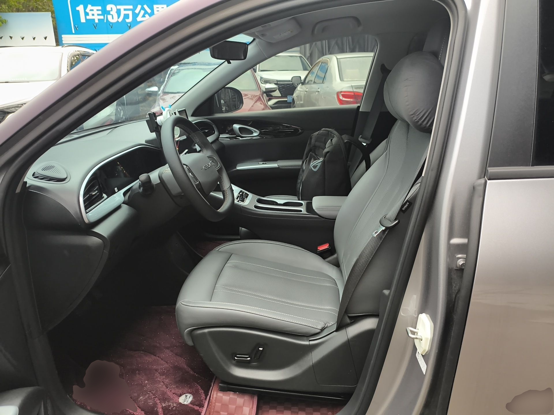 المقاعد الأمامية داخل السيارة