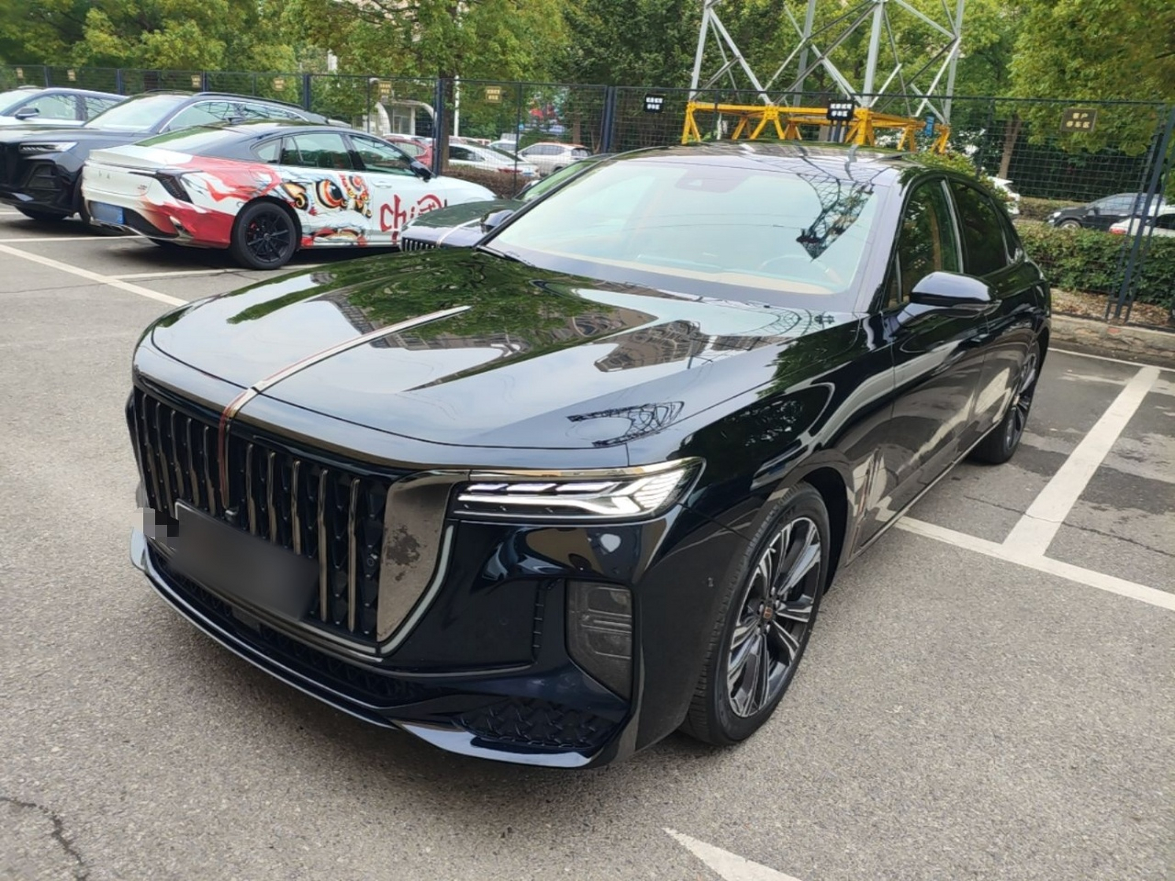 Под передней частью автомобиля