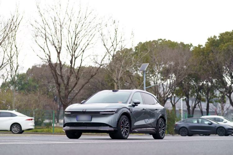 Used Zeekr 7X 2025 100 kWh Long-Range Rear-Wheel Drive with Intelligent Driving Features