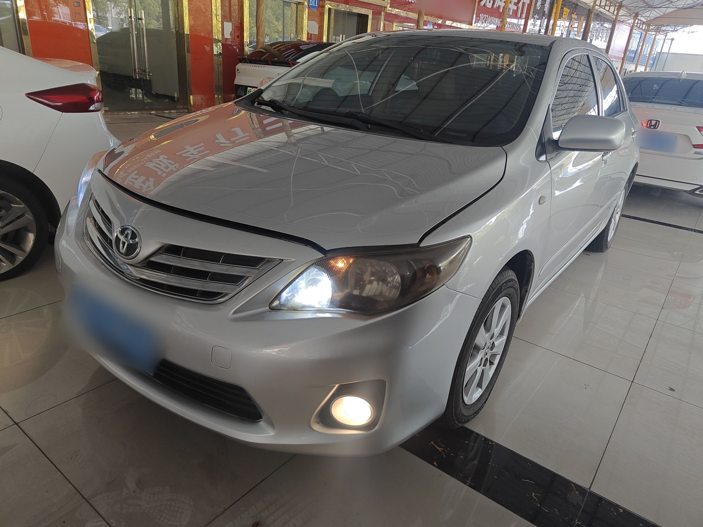 Под передней частью автомобиля