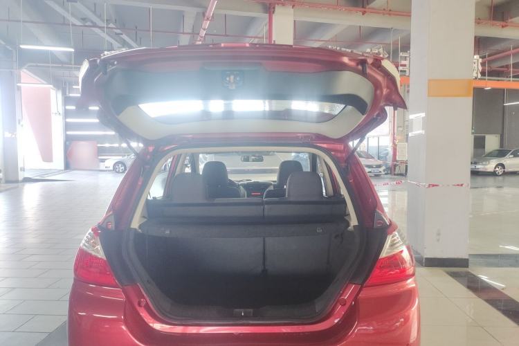 Used Venucia R50 2014 1.6L Automatic Splendid Edition
