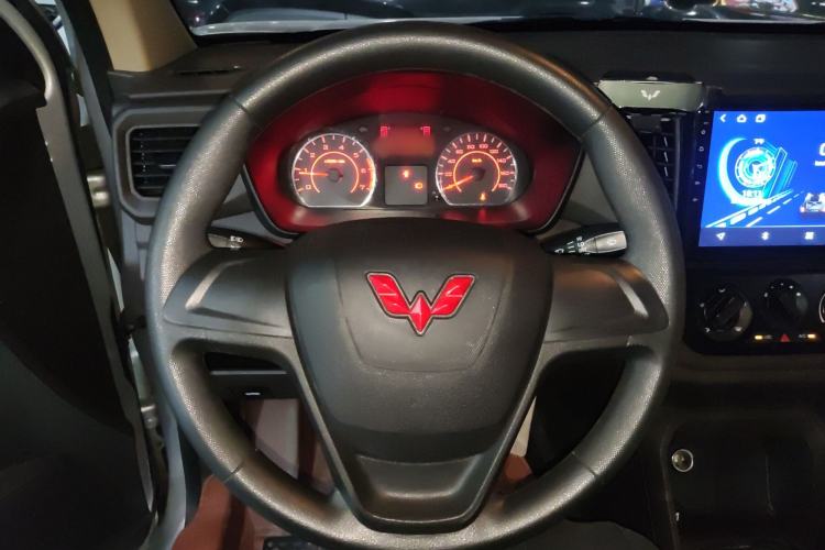 Used Wuling Hongguang V 2022 1.5L Jingqu Edition Enclosed-Window Vehicle with Electric Power Steering LAR Steering Wheel